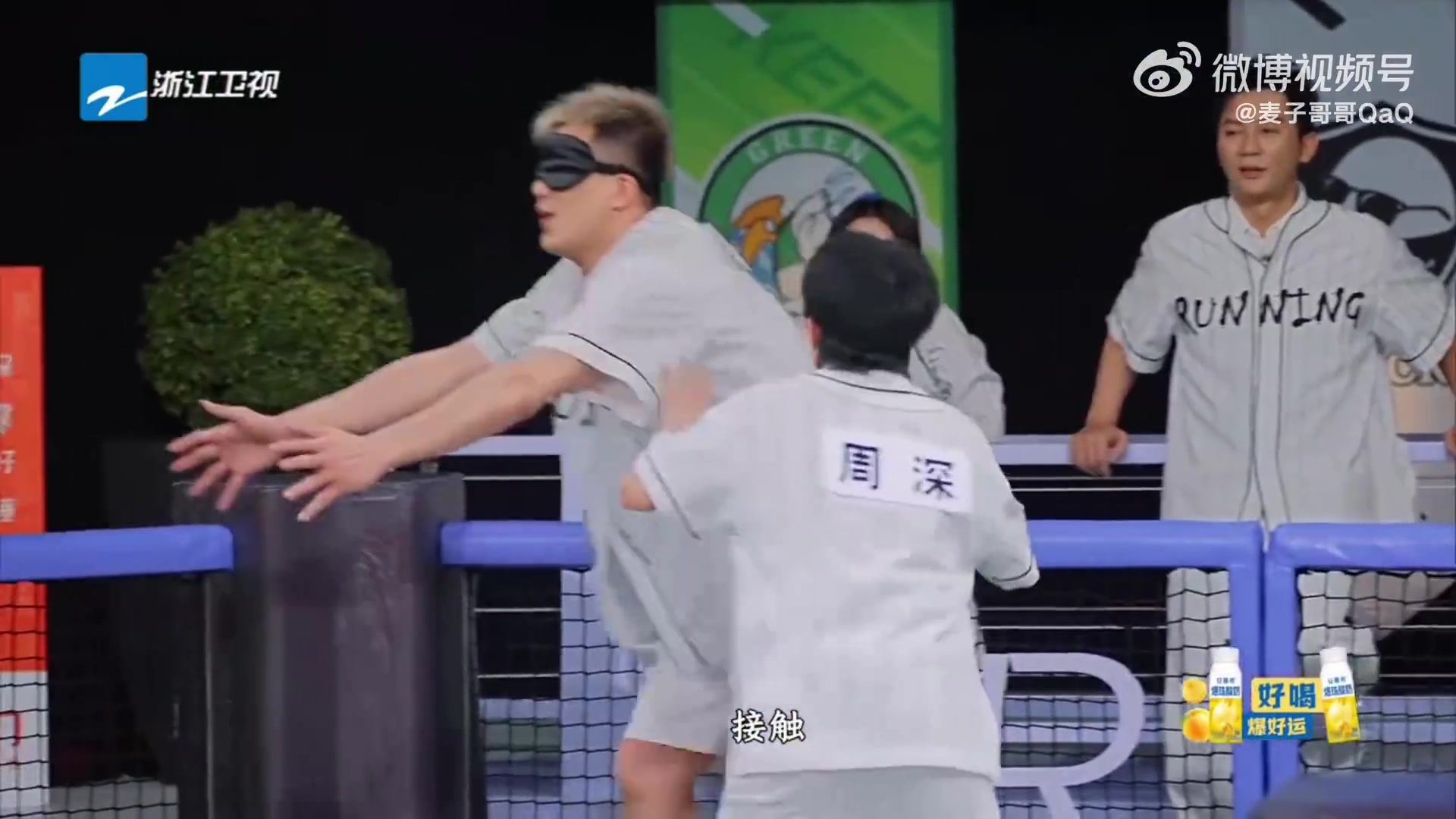 😲撕名牌活动被郭艾伦拖拽11秒！周深回应：难免磕碰 我没大碍