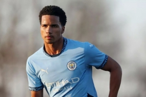 华体会hth官方网站-罗马诺：拜仁、阿贾克斯有意17岁中场穆卡萨，曼城对球员充满信心