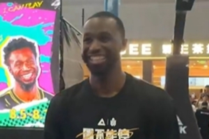 华体会hth官方网站-没助跑！维金斯参加活动篮板摸高力压全场 展现标志性笑容