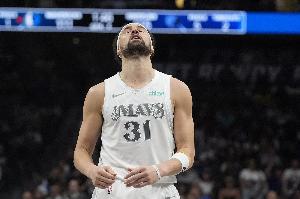 手感冰凉！克莱11投仅2中拿到6分 正负值-15