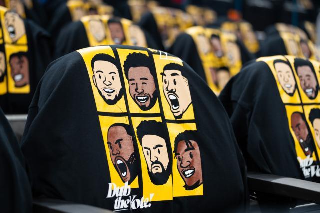 hth-【现场】焦点战摧毁灰熊 勇士主场收获最好圣诞礼物