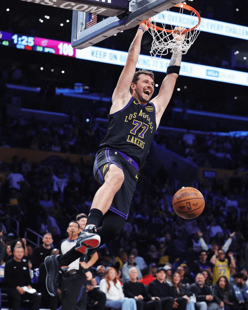 华体会-双手爆扣!NBA官方晒出东契奇今日双手飞扣照:微笑的卢卡